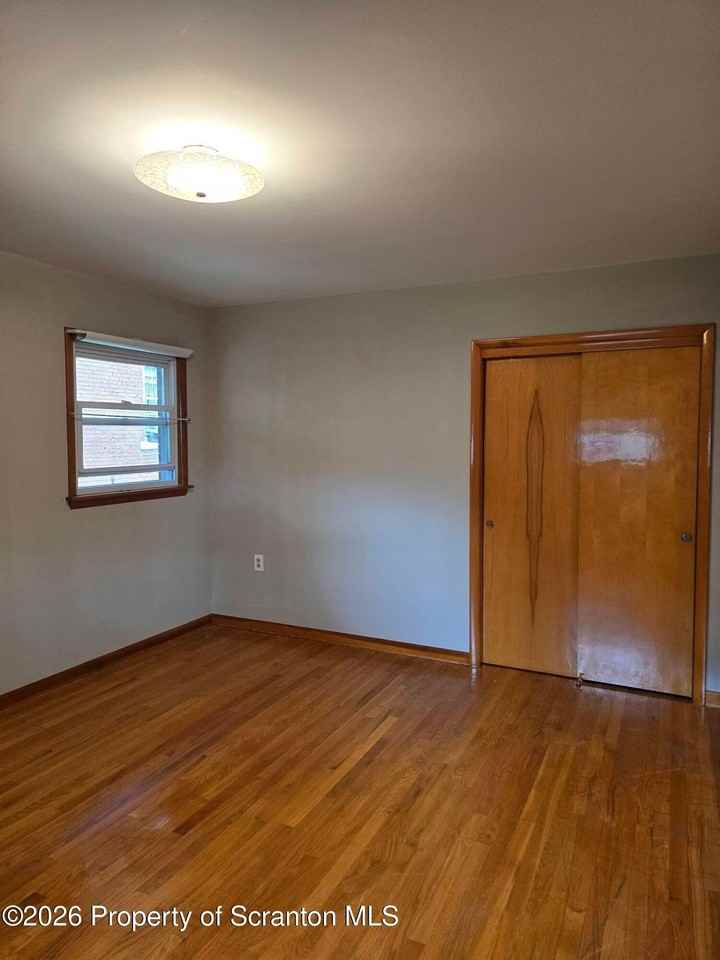 935 N Irving Ave - Photo 5 of 14