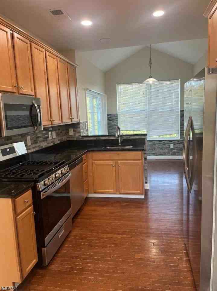 275 Winding Hill Dr - Photo 4 of 23