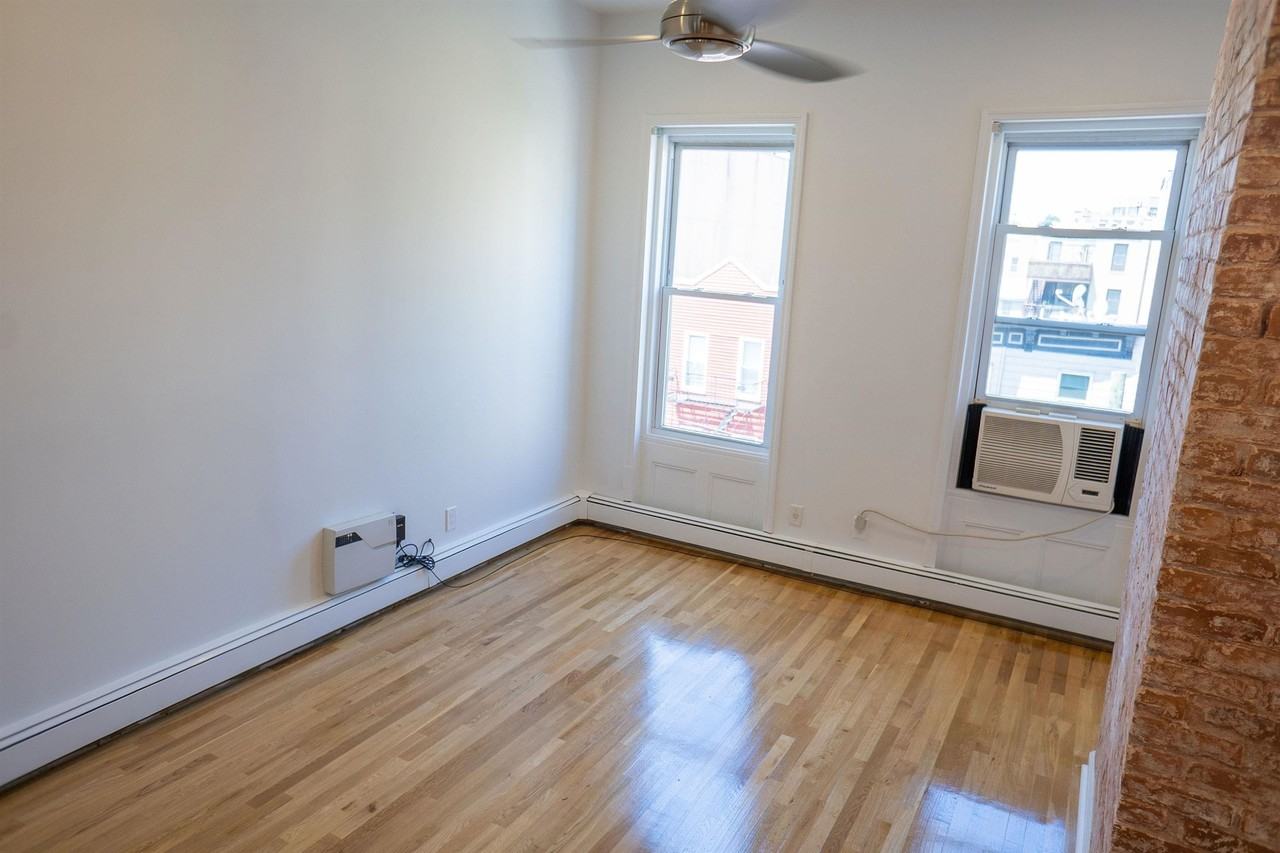 211 Adams St #7 - Photo 4 of 35