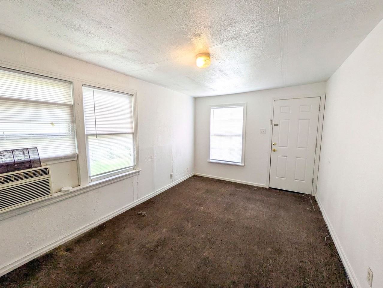 4770 Kenneth Ave - Photo 2 of 11