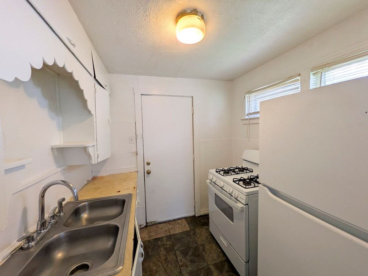 4770 Kenneth Ave - Photo 5 of 11