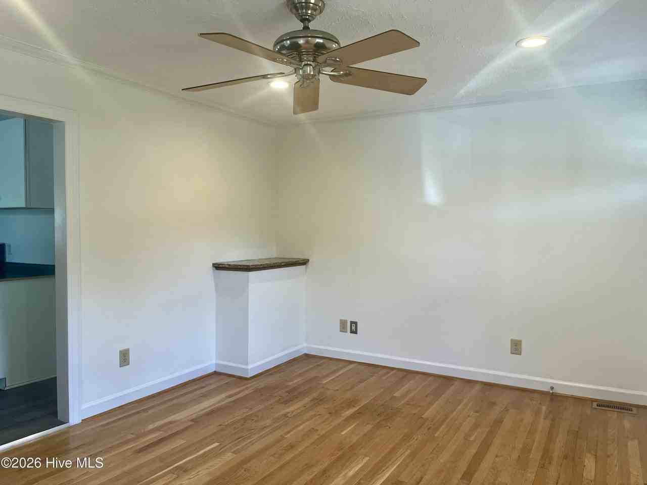 529 W Chapin Rd - Photo 3 of 38