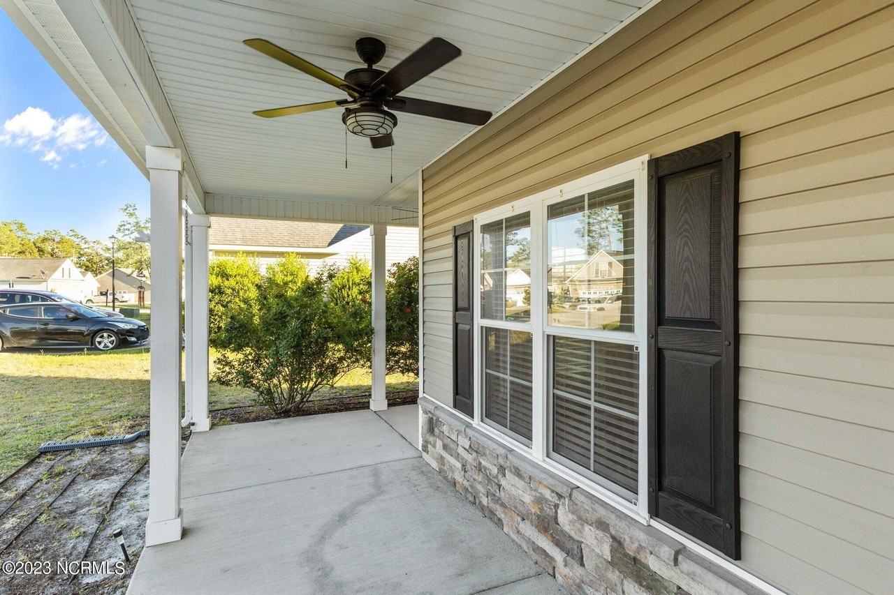 319 Inverness Dr - Photo 3 of 41