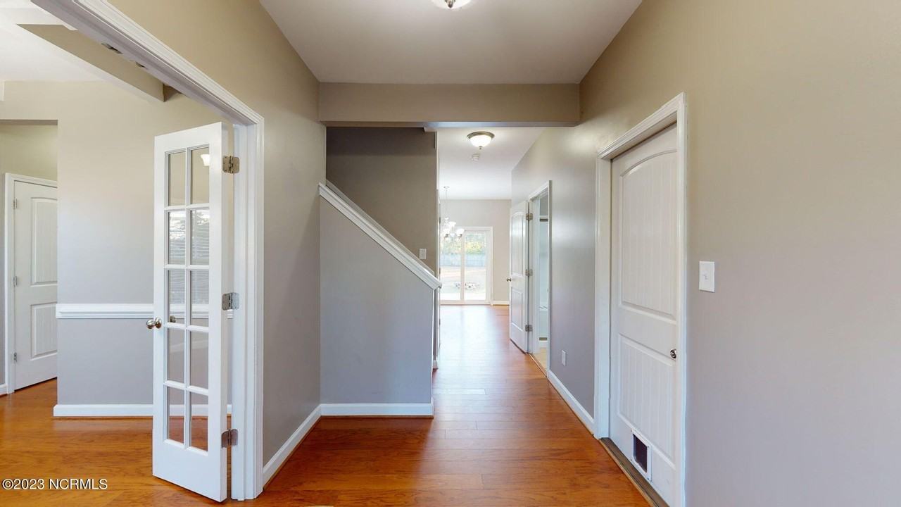 319 Inverness Dr - Photo 5 of 41