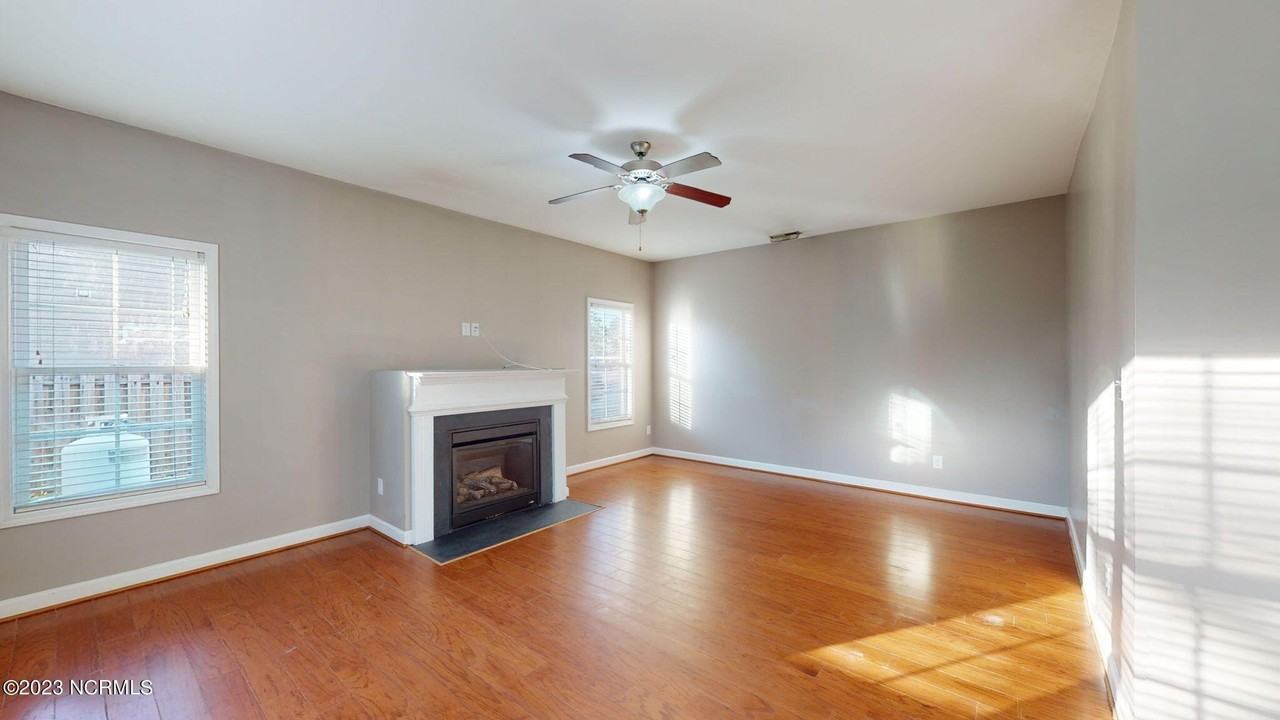 319 Inverness Dr - Photo 6 of 41