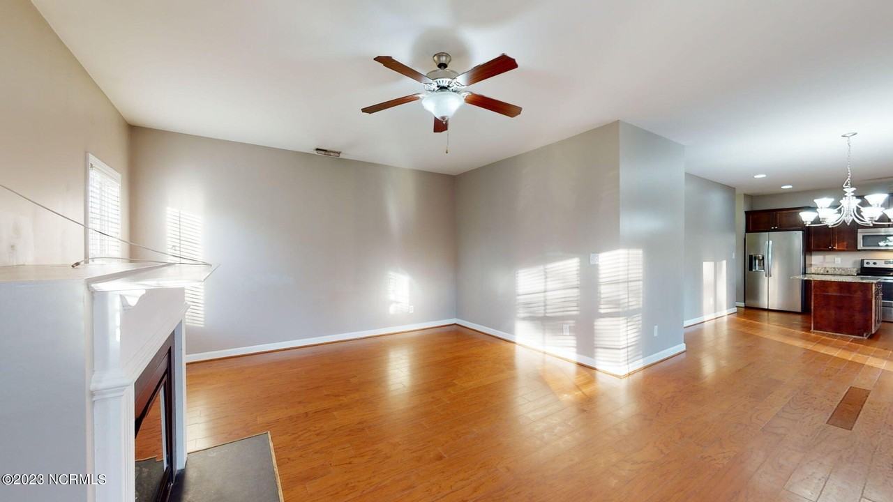 319 Inverness Dr - Photo 7 of 41
