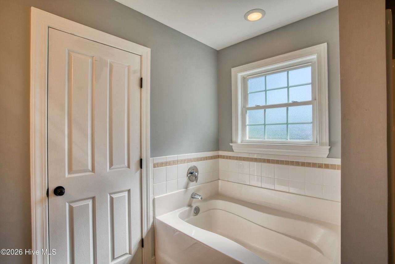 112 Sparkling Brook Way - Photo 7 of 38