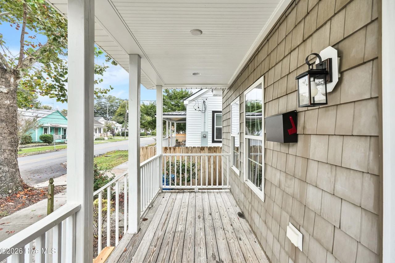 1111 Dock St - Photo 2 of 23