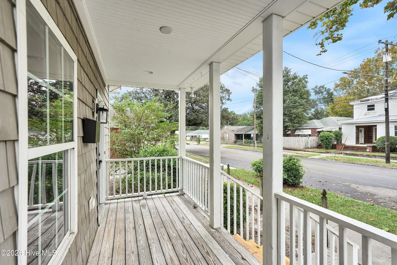 1111 Dock St - Photo 3 of 23
