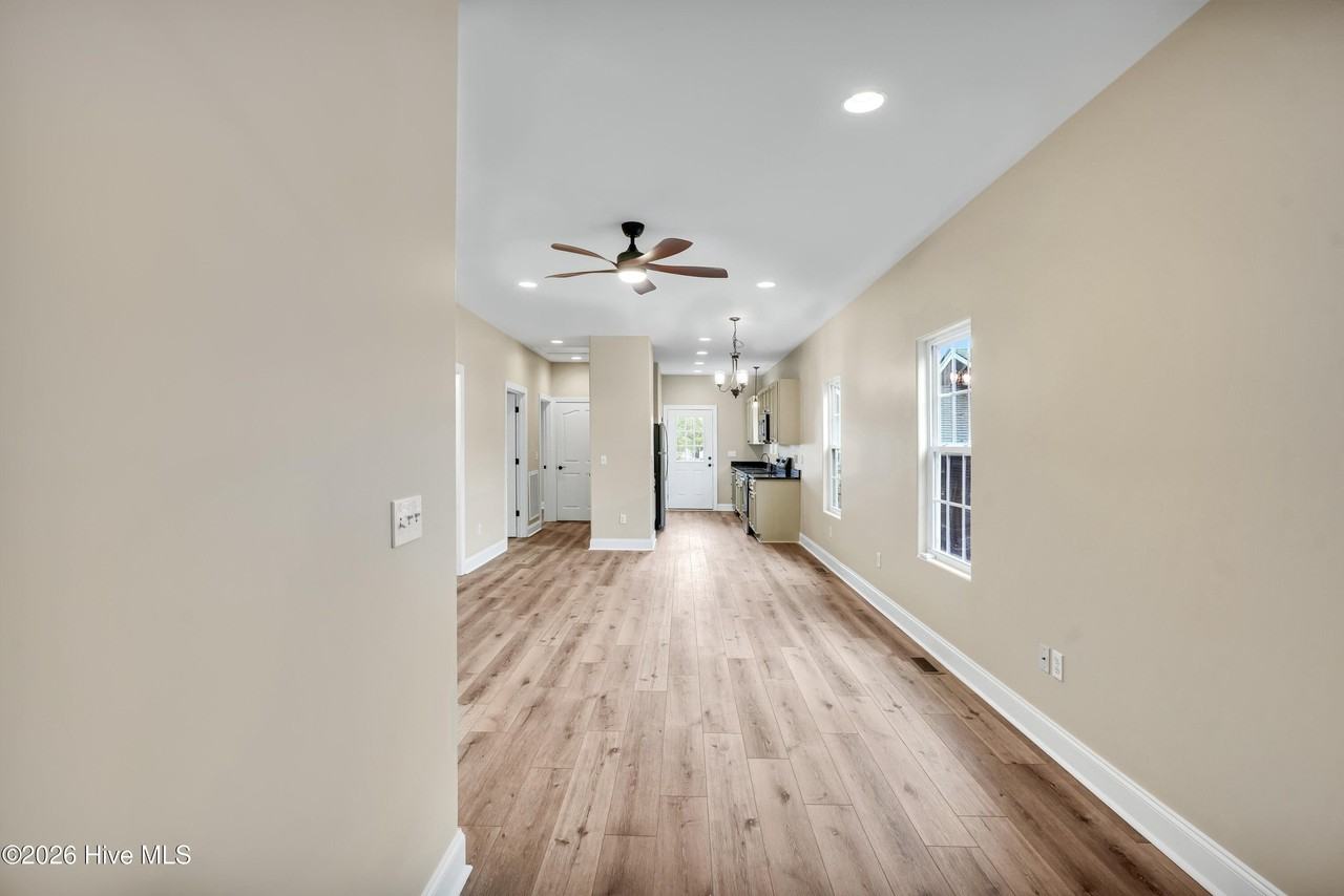 1111 Dock St - Photo 4 of 23