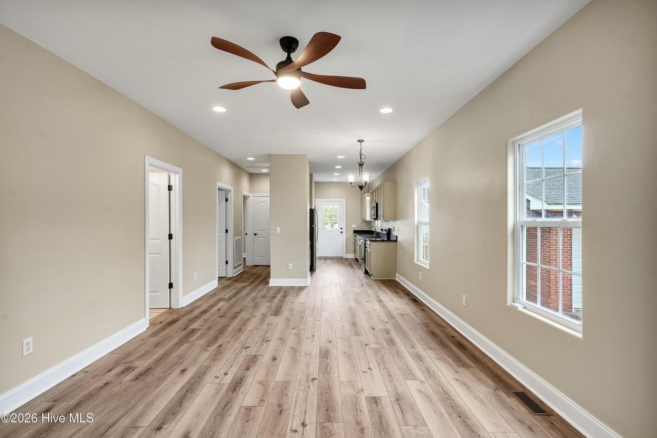 1111 Dock St - Photo 5 of 23