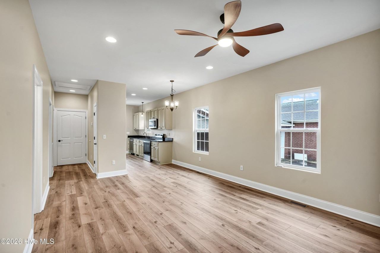 1111 Dock St - Photo 6 of 23