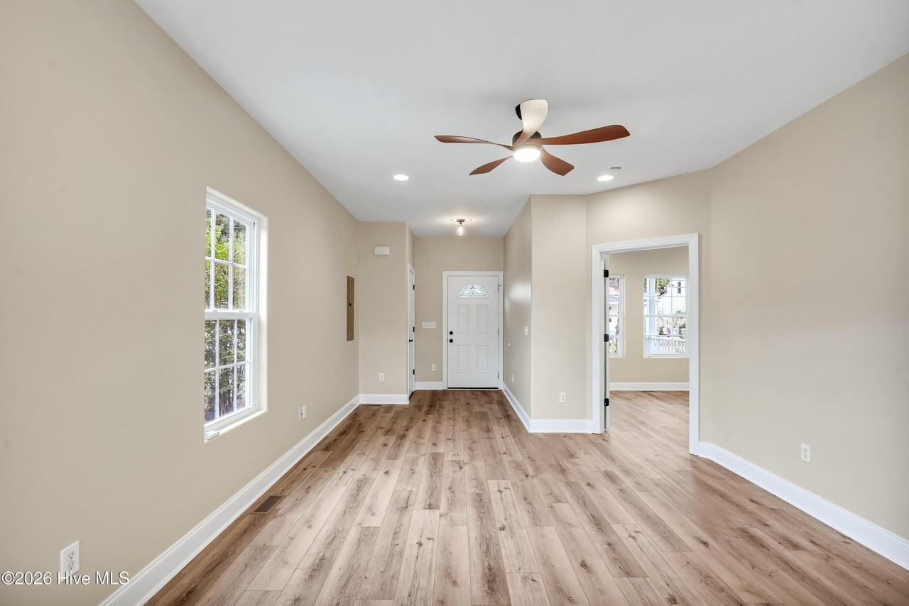 1111 Dock St - Photo 7 of 23