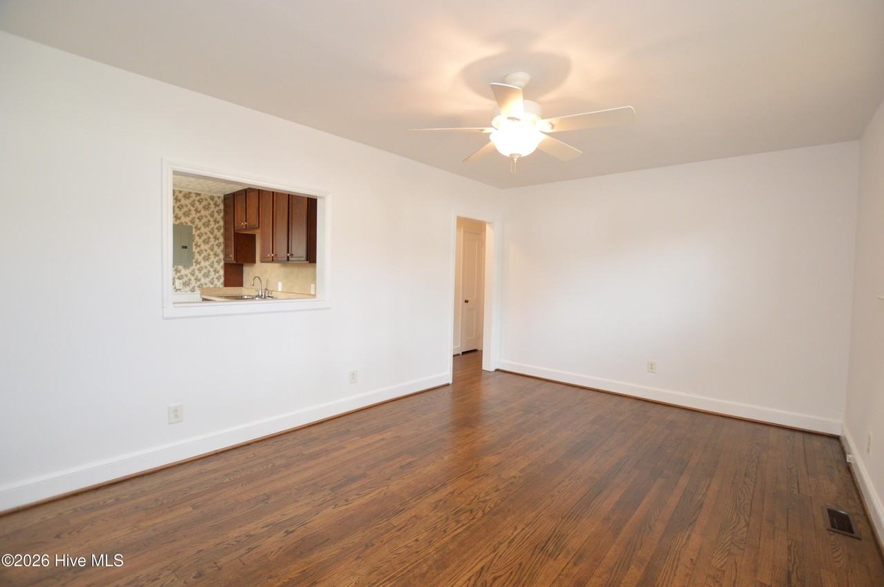 500 Sherwood Rd - Photo 3 of 17