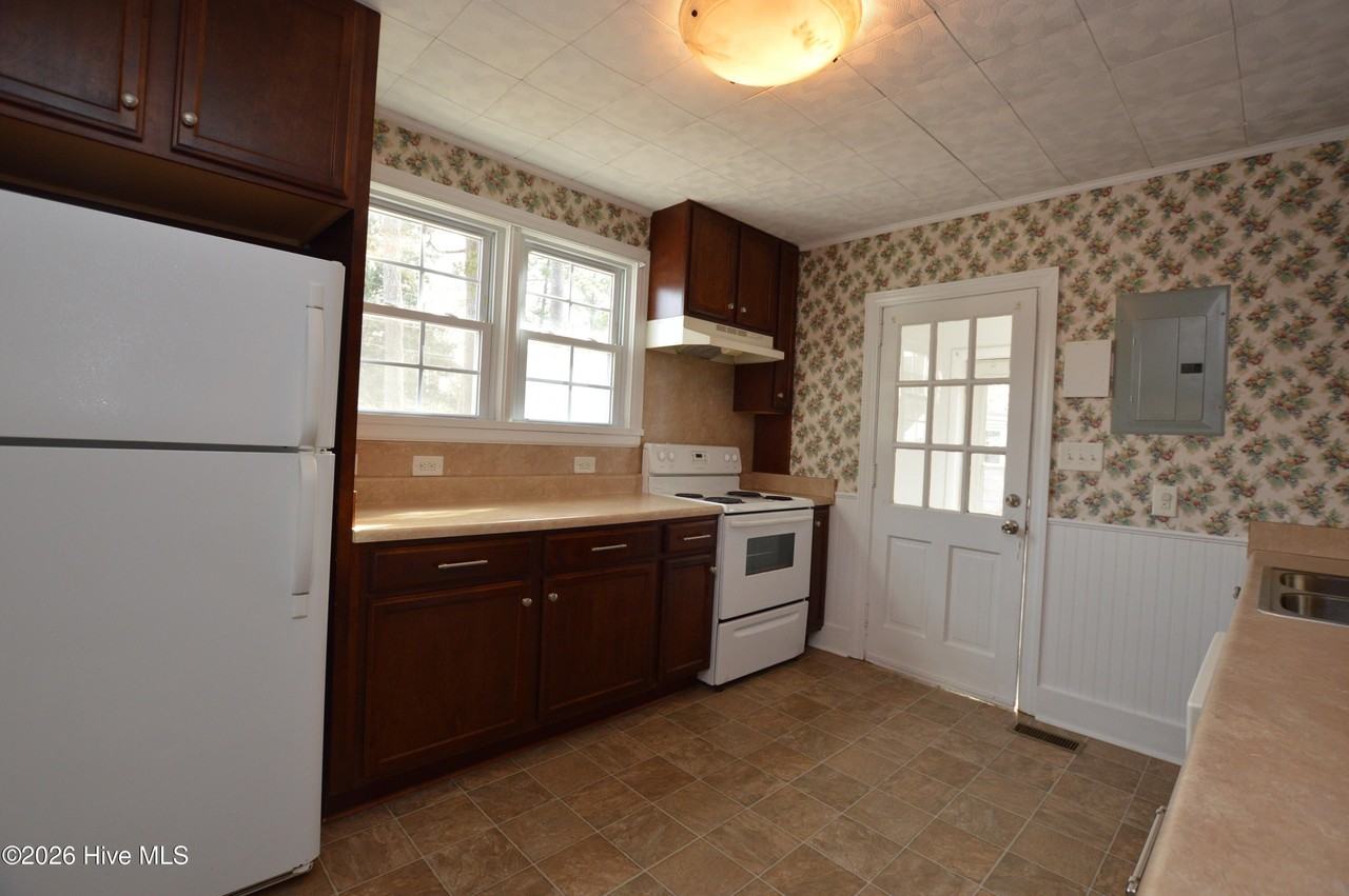 500 Sherwood Rd - Photo 5 of 17