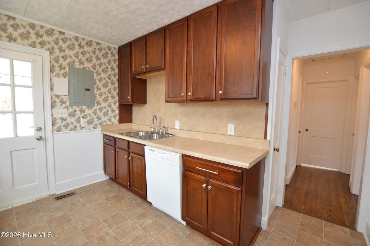 500 Sherwood Rd - Photo 6 of 17