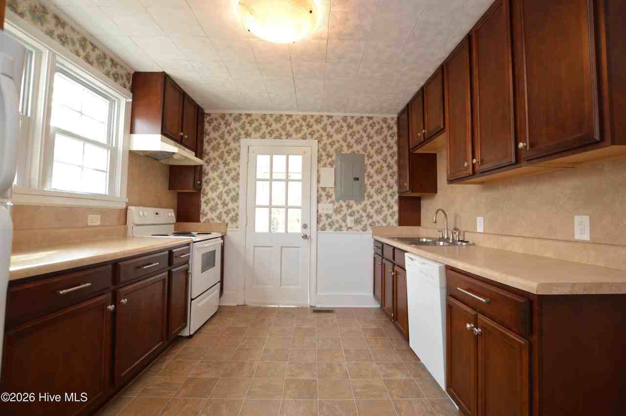 500 Sherwood Rd - Photo 7 of 17