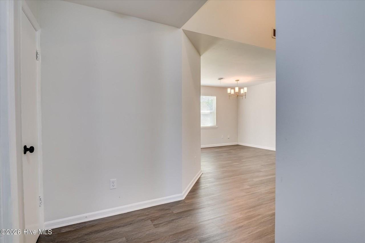 280 Maywood Dr - Photo 6 of 34