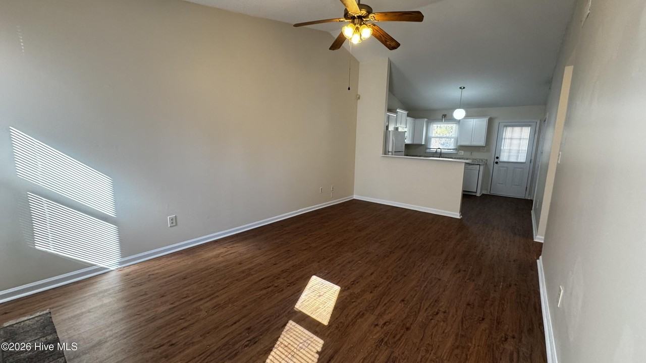218 Cedar Creek Dr - Photo 3 of 19