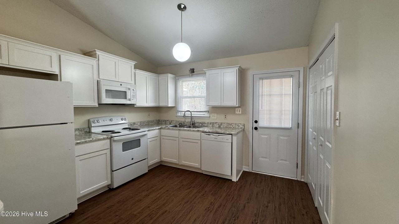 218 Cedar Creek Dr - Photo 5 of 19