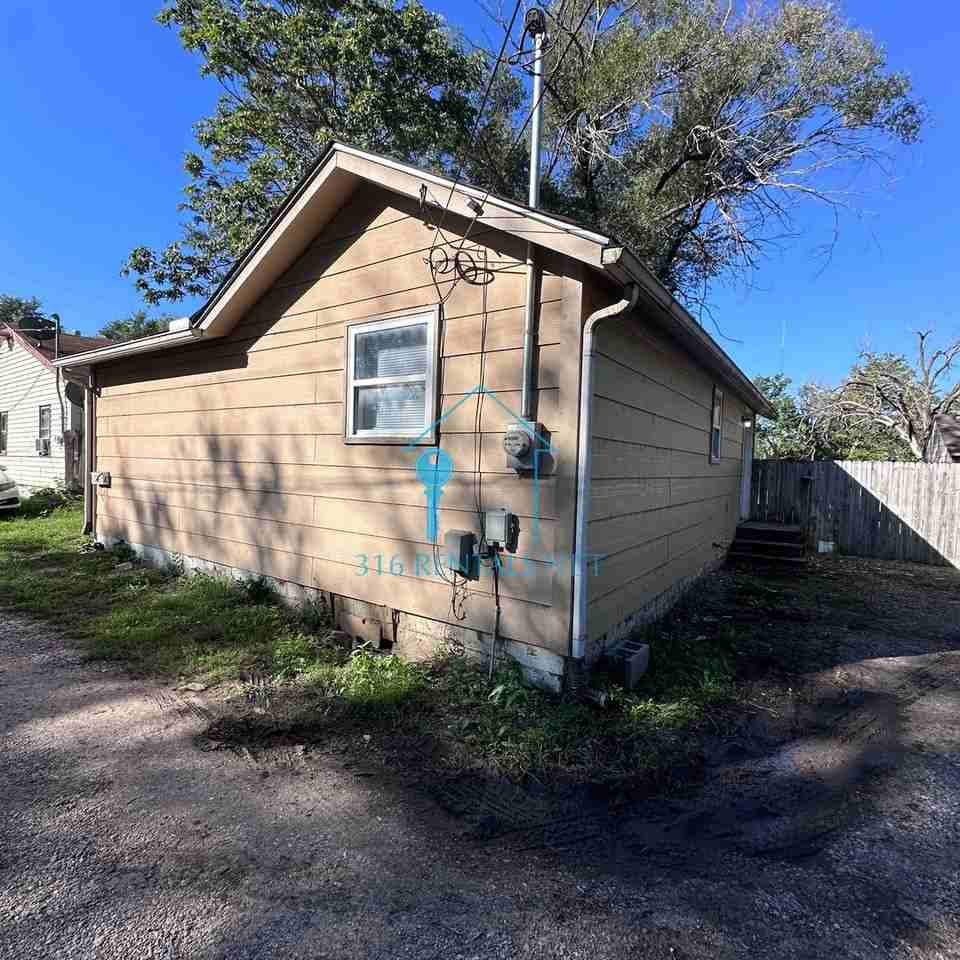 1428 1/2 W Harry St - Photo 2 of 14