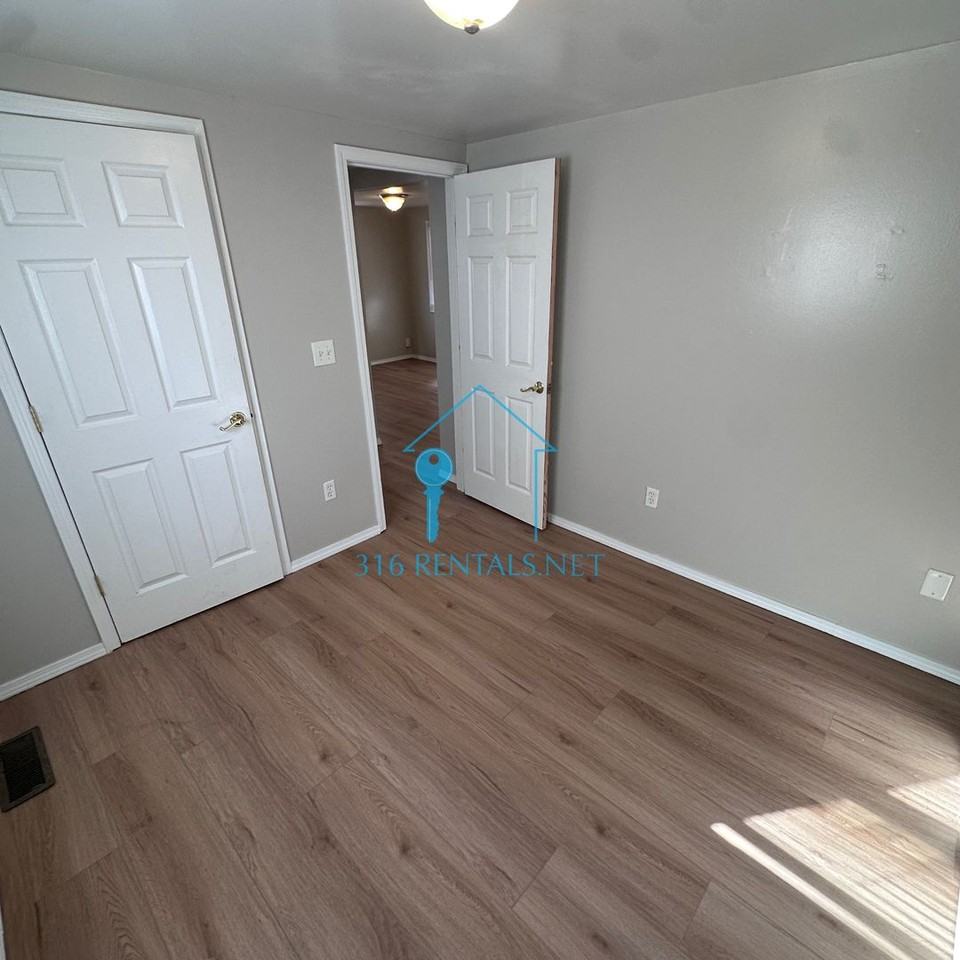 1428 1/2 W Harry St - Photo 5 of 14