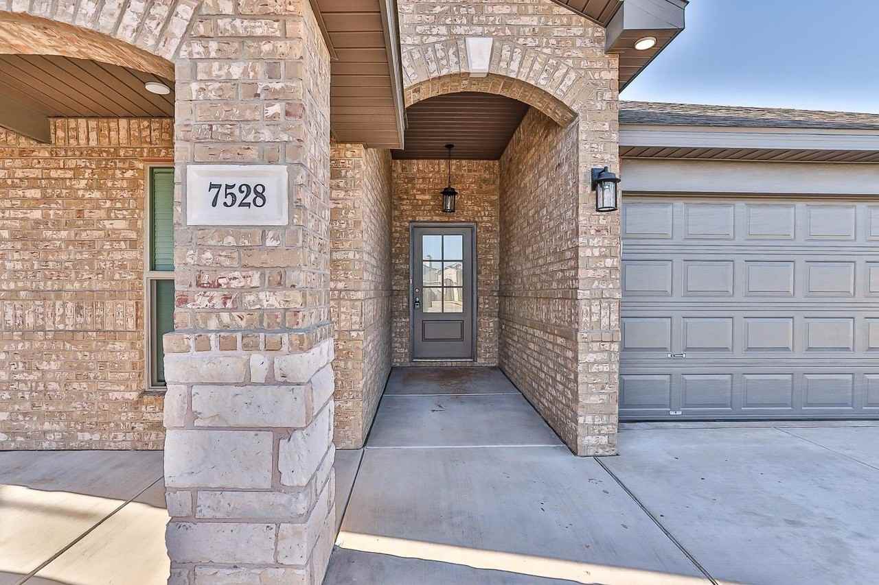7528 98th Pl - Photo 2 of 42