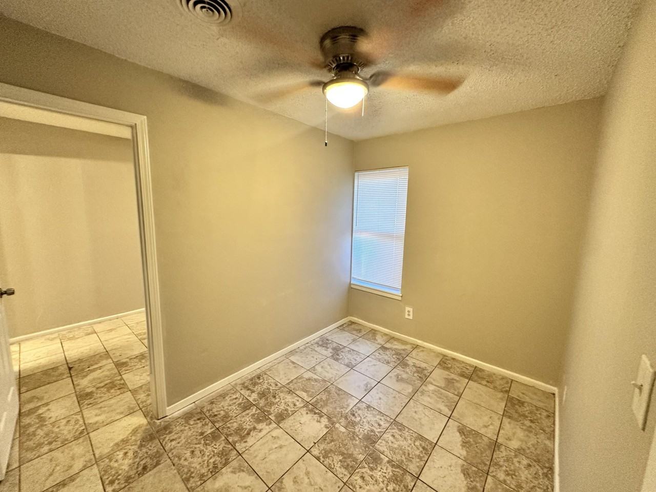 1901 42nd St #4 - Photo 5 of 7
