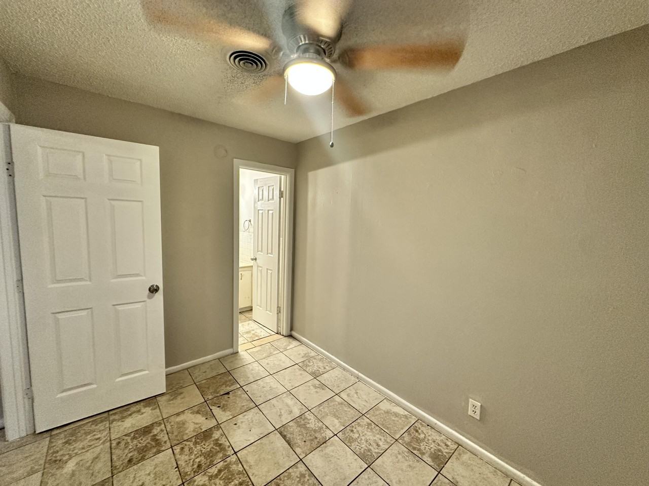 1901 42nd St #4 - Photo 6 of 7