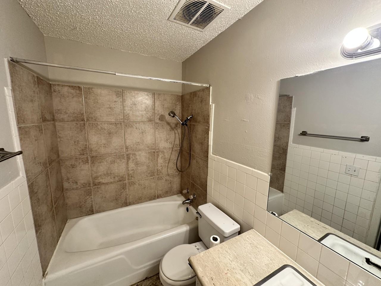 1901 42nd St #4 - Photo 7 of 7