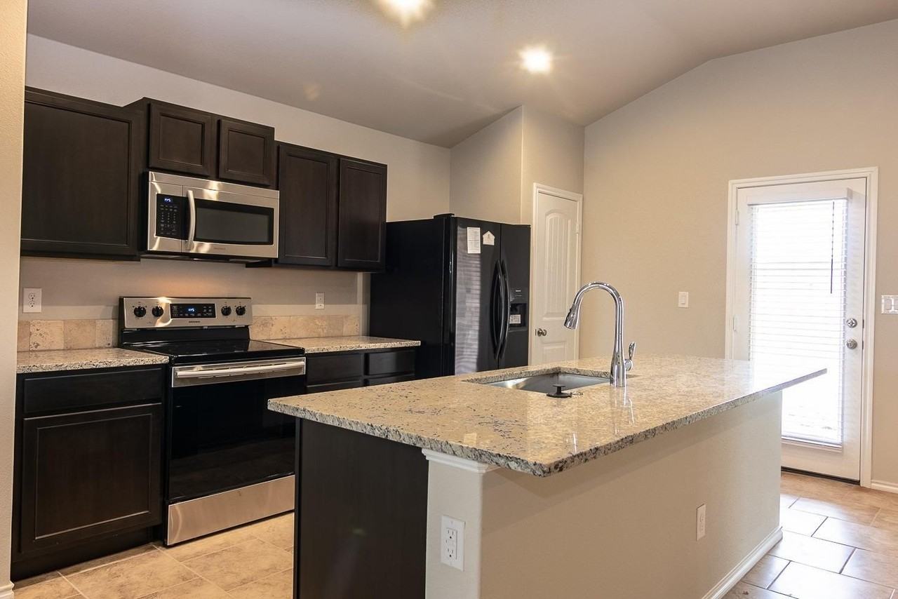 13316 Vernon Ave - Photo 4 of 15