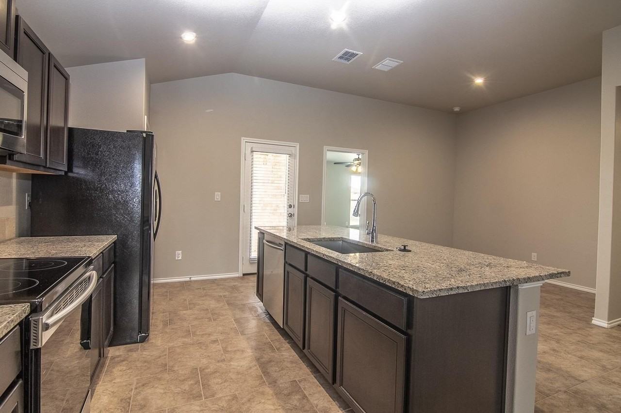 13316 Vernon Ave - Photo 6 of 15