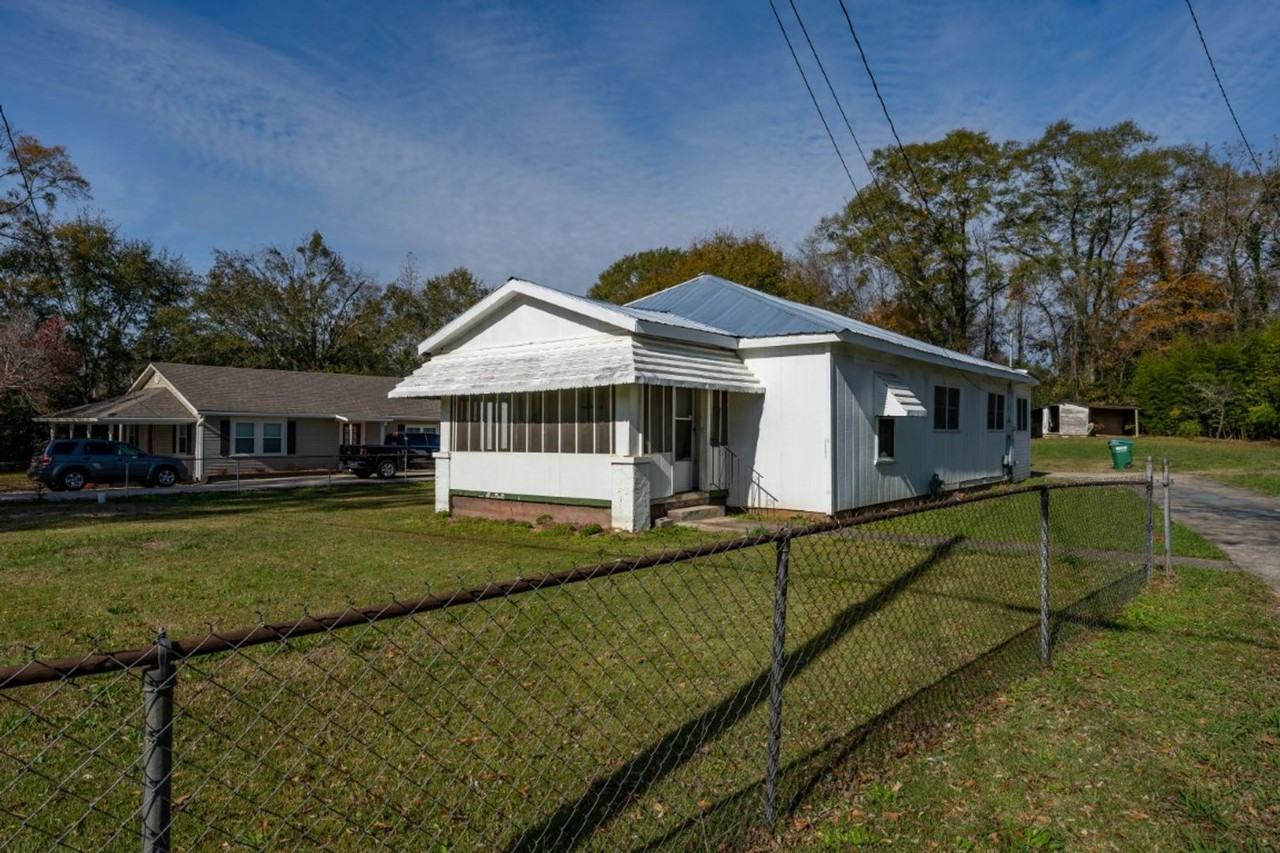 409 Sloan Ave W - Photo 2 of 29
