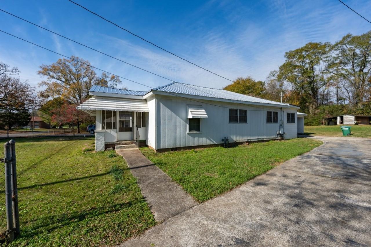 409 Sloan Ave W - Photo 3 of 29