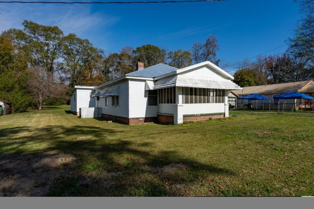 409 Sloan Ave W - Photo 4 of 29