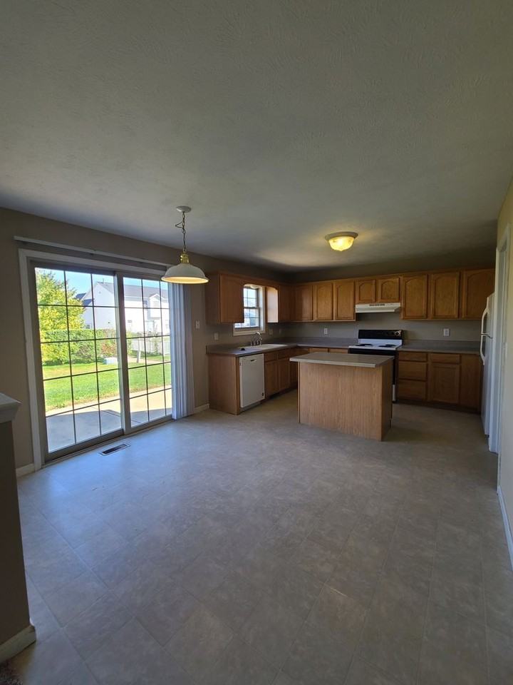 914 Switchgrass Ln - Photo 2 of 24