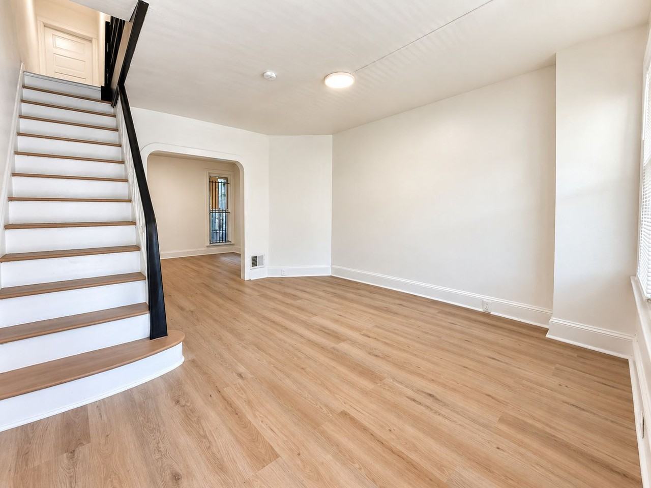 229 W Sheldon St - Photo 2 of 22