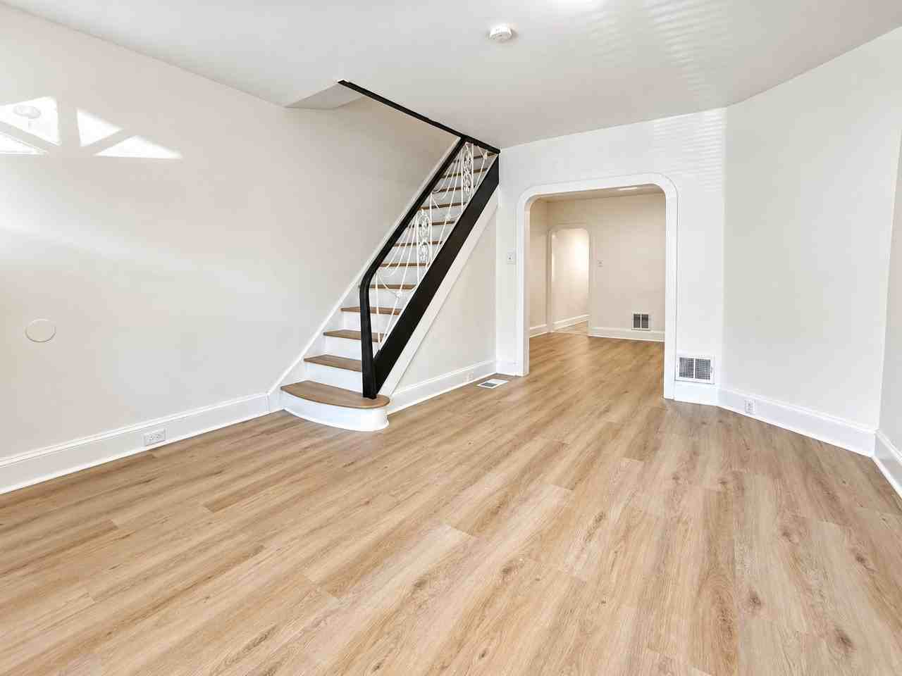 229 W Sheldon St - Photo 4 of 22