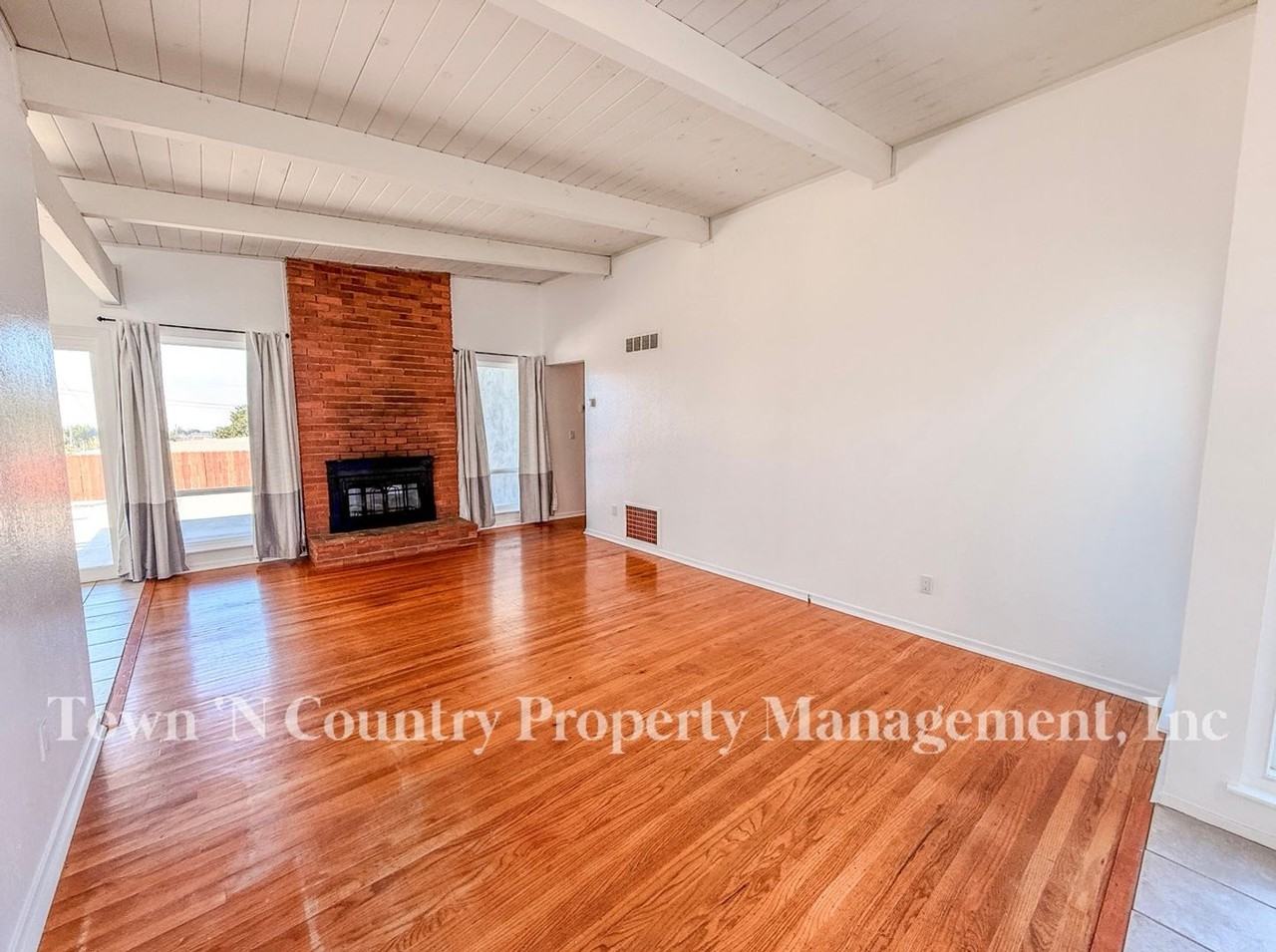1830 Military Ave - Photo 3 of 32