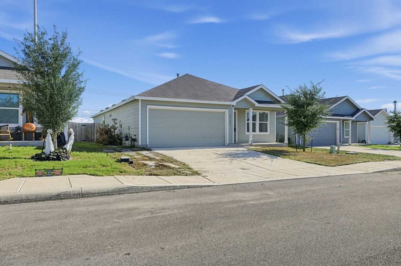 4527 Azure Pl - Photo 2 of 36