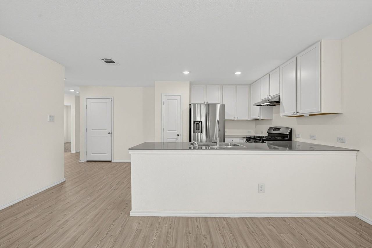 4527 Azure Pl - Photo 5 of 36