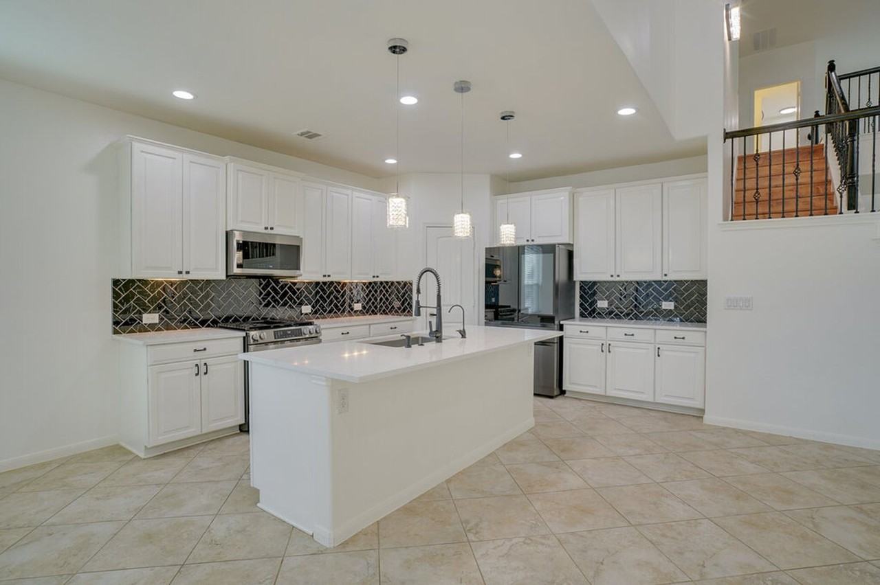 2509 Etta May Ln - Photo 3 of 20
