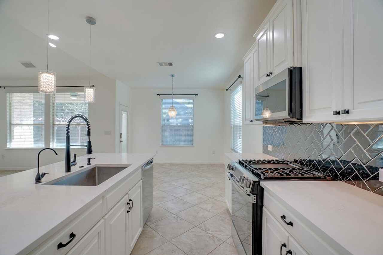 2509 Etta May Ln - Photo 4 of 20