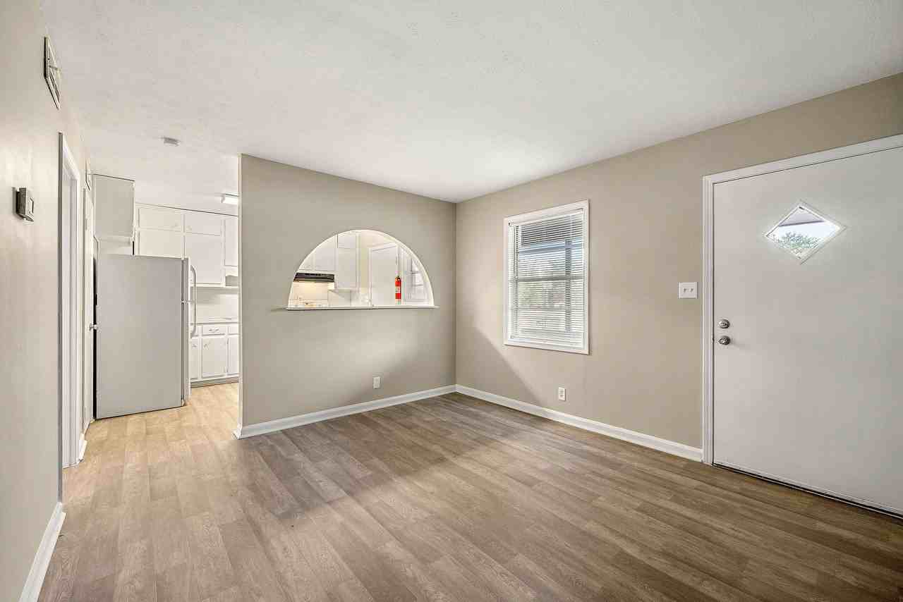 Balfour 296 - Photo 3 of 32