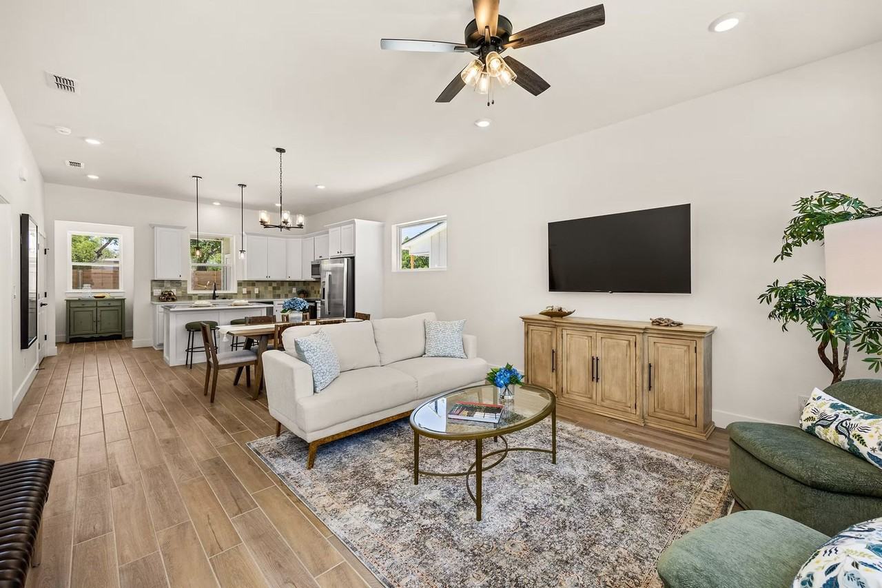 802 S Creek St #103 - Photo 3 of 16