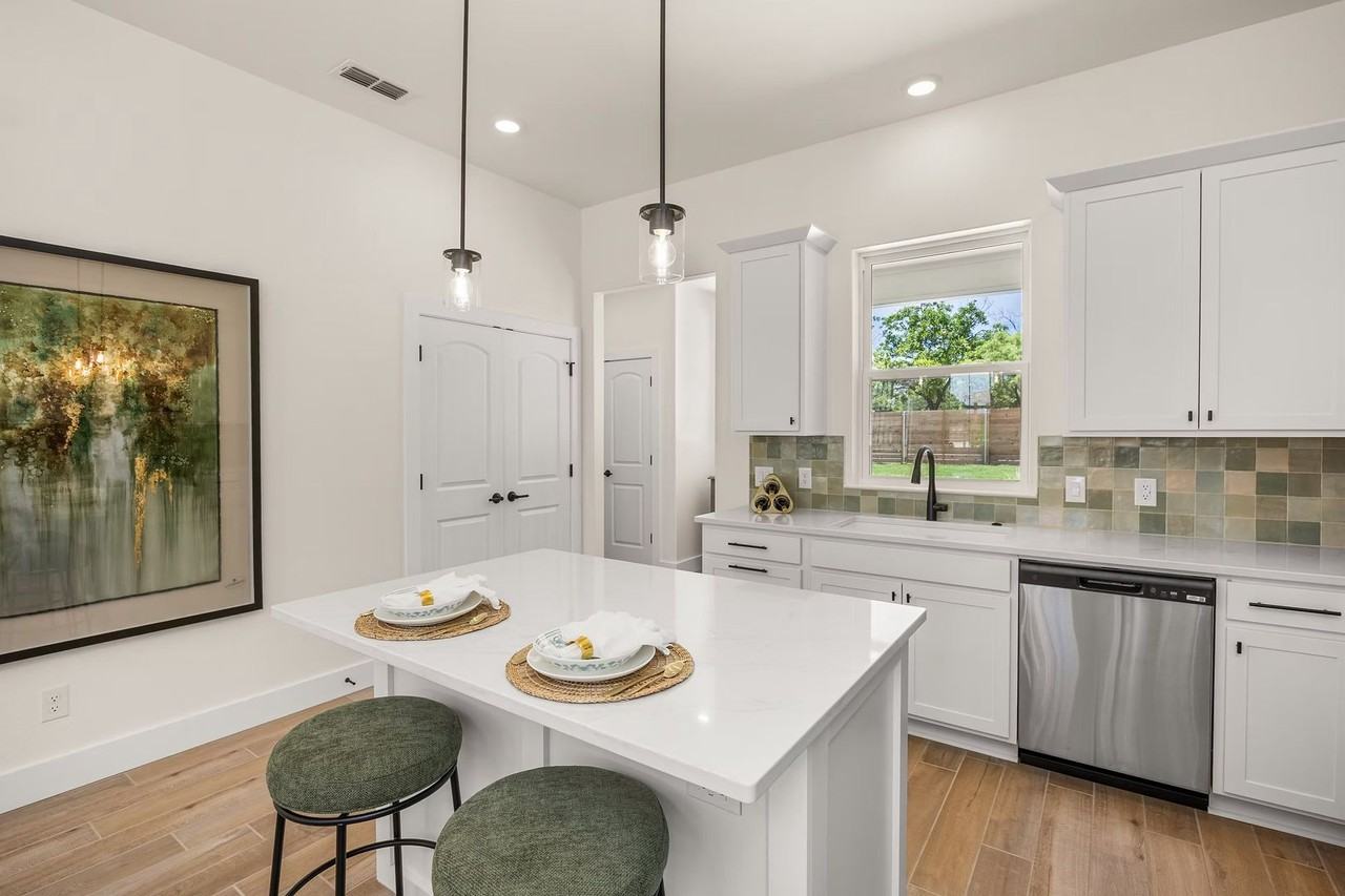 802 S Creek St #103 - Photo 6 of 16
