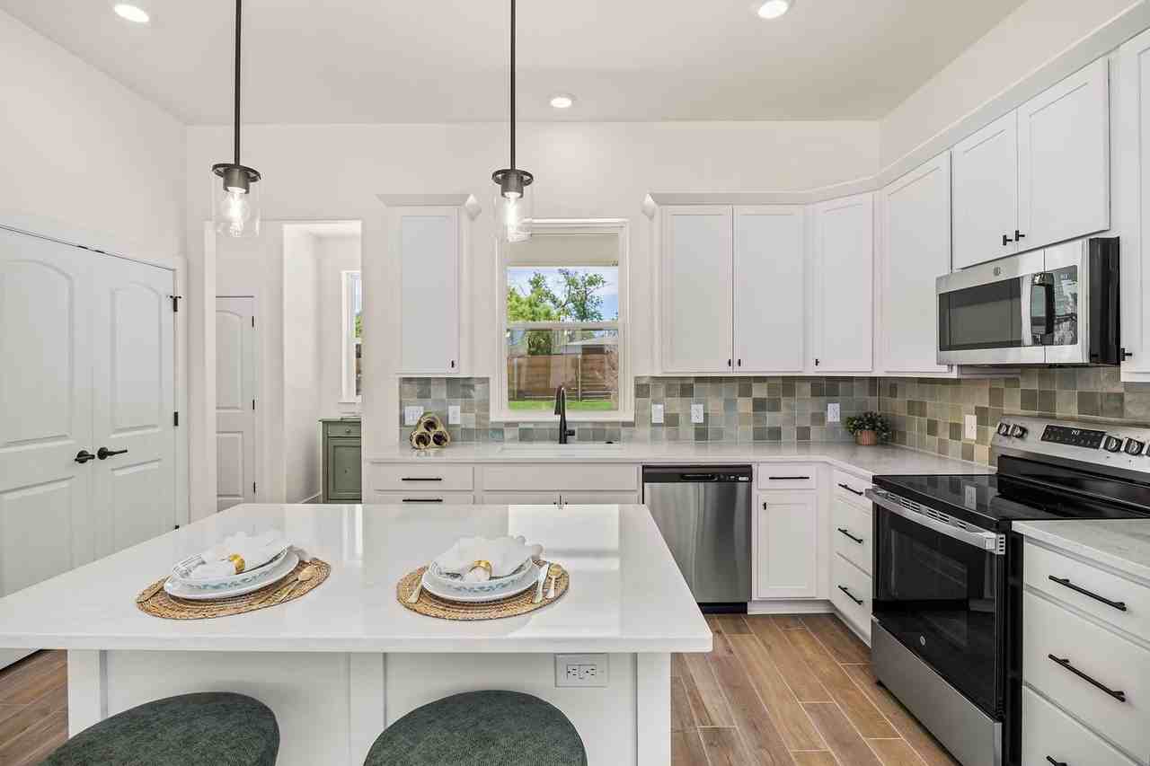 802 S Creek St #103 - Photo 7 of 16