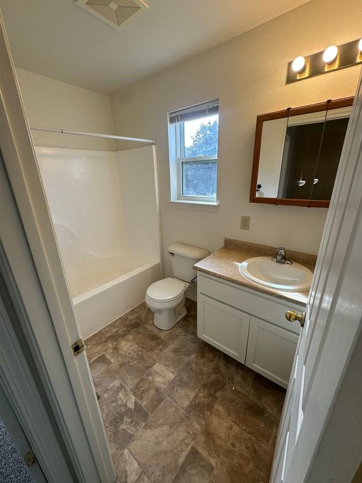 804 Defoe St - Photo 4 of 9