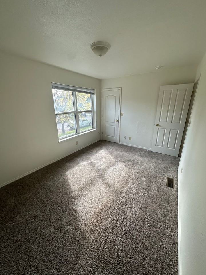 804 Defoe St - Photo 5 of 9