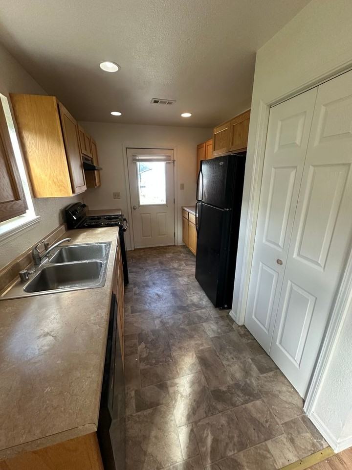 804 Defoe St - Photo 7 of 9